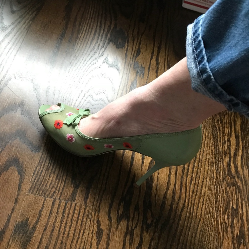 9.5 BCBG girls gorgeous mint with flower details